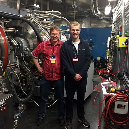 Dynamik in biologischen Systemen: Andreas Stadler (rechts) und Tobias Schrader untersuchen  den Zusammenhang ­zwischen Proteinfaltung und -dynamik  am Neutronen-Spin-Echo-Spektrometer an der Spallation  Neutron Source (Oak Ridge National Lab, USA). Bild: Piotr Zolnierczuk